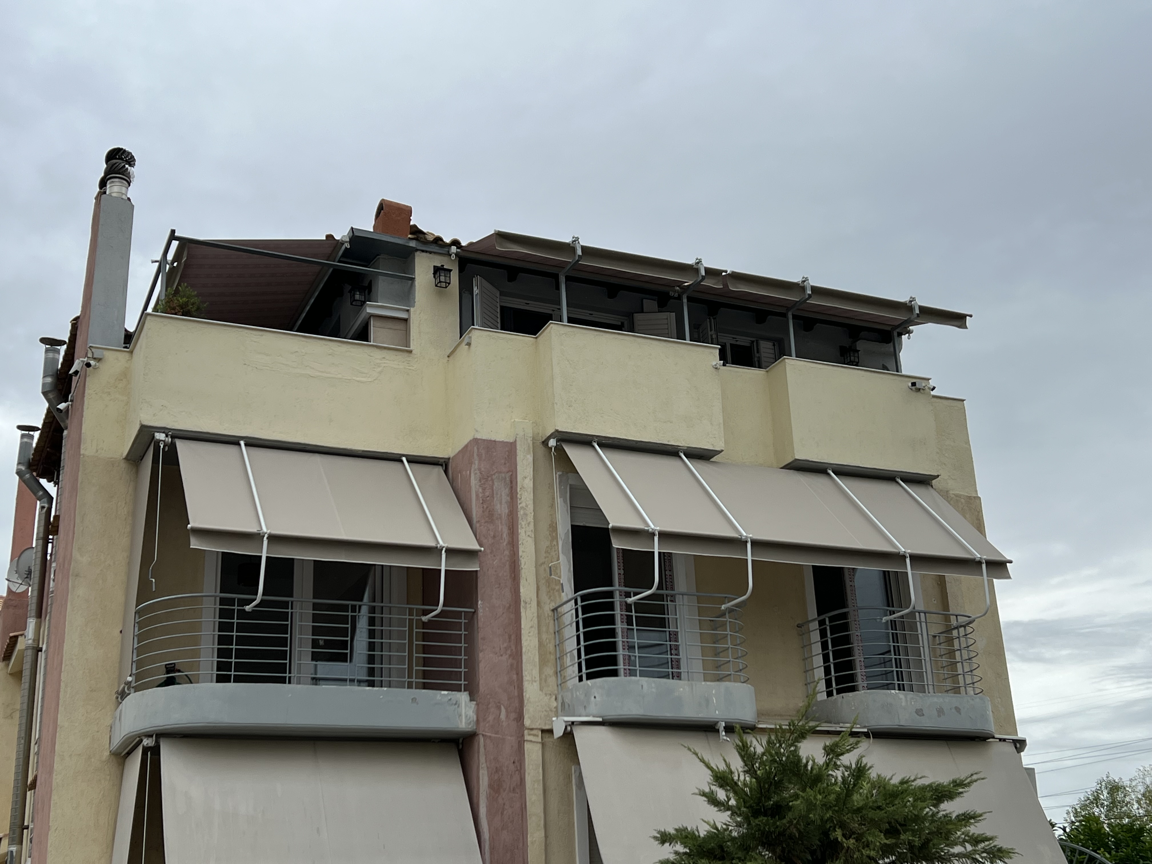 Τέντα με σταθερά λευκά σίδερα, βαρεού τύπου αλουμινίου και πολυεστερικό ύφασμα 100% αδιάβροχο
με αντοχή στο χρόνο.