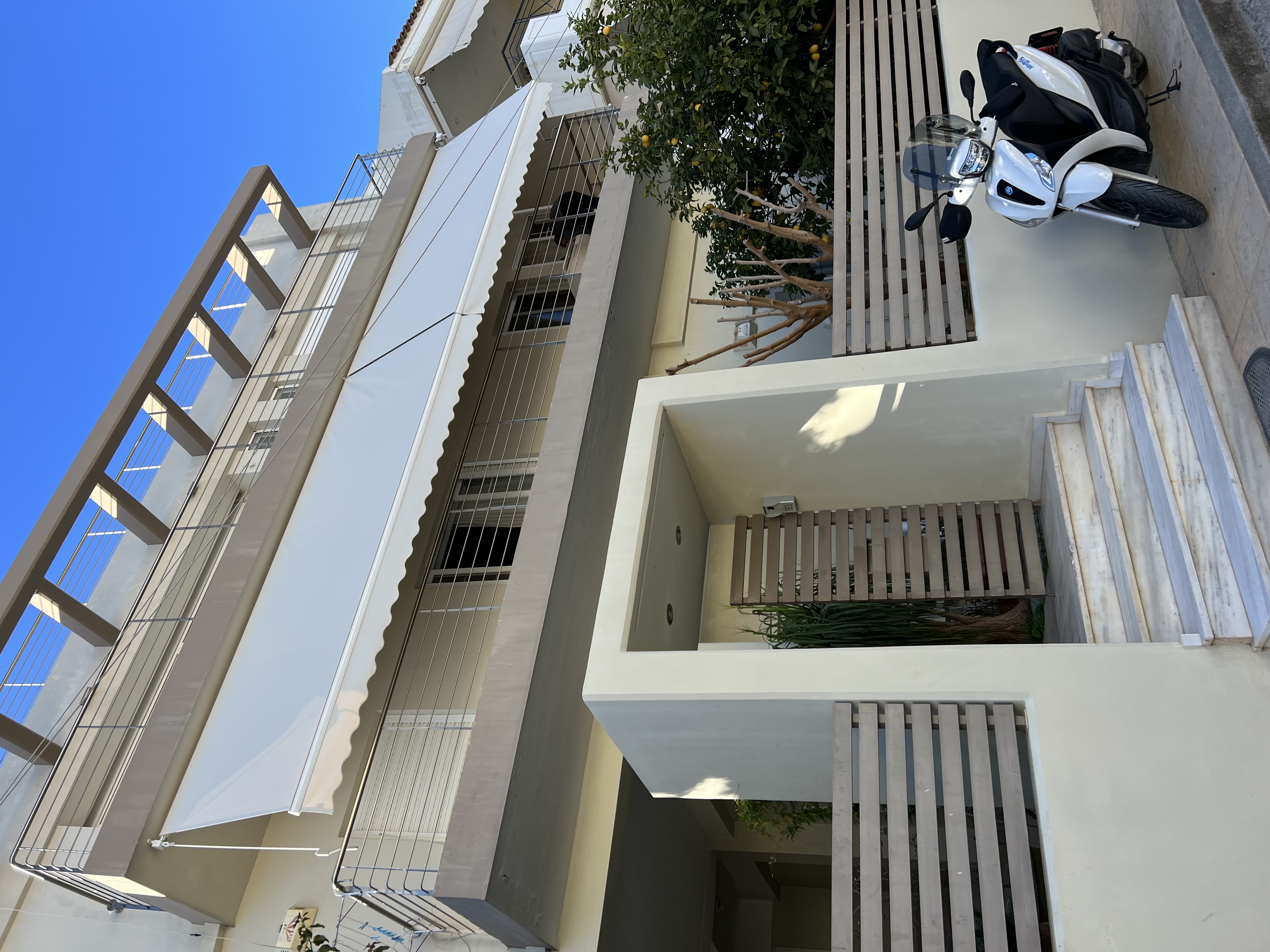 Τέντες χειροκίνητες με βραχίονες, αντίβαρο αλουμινίου, και πολυεστερικό ύφασμα πιστοποιημένο.