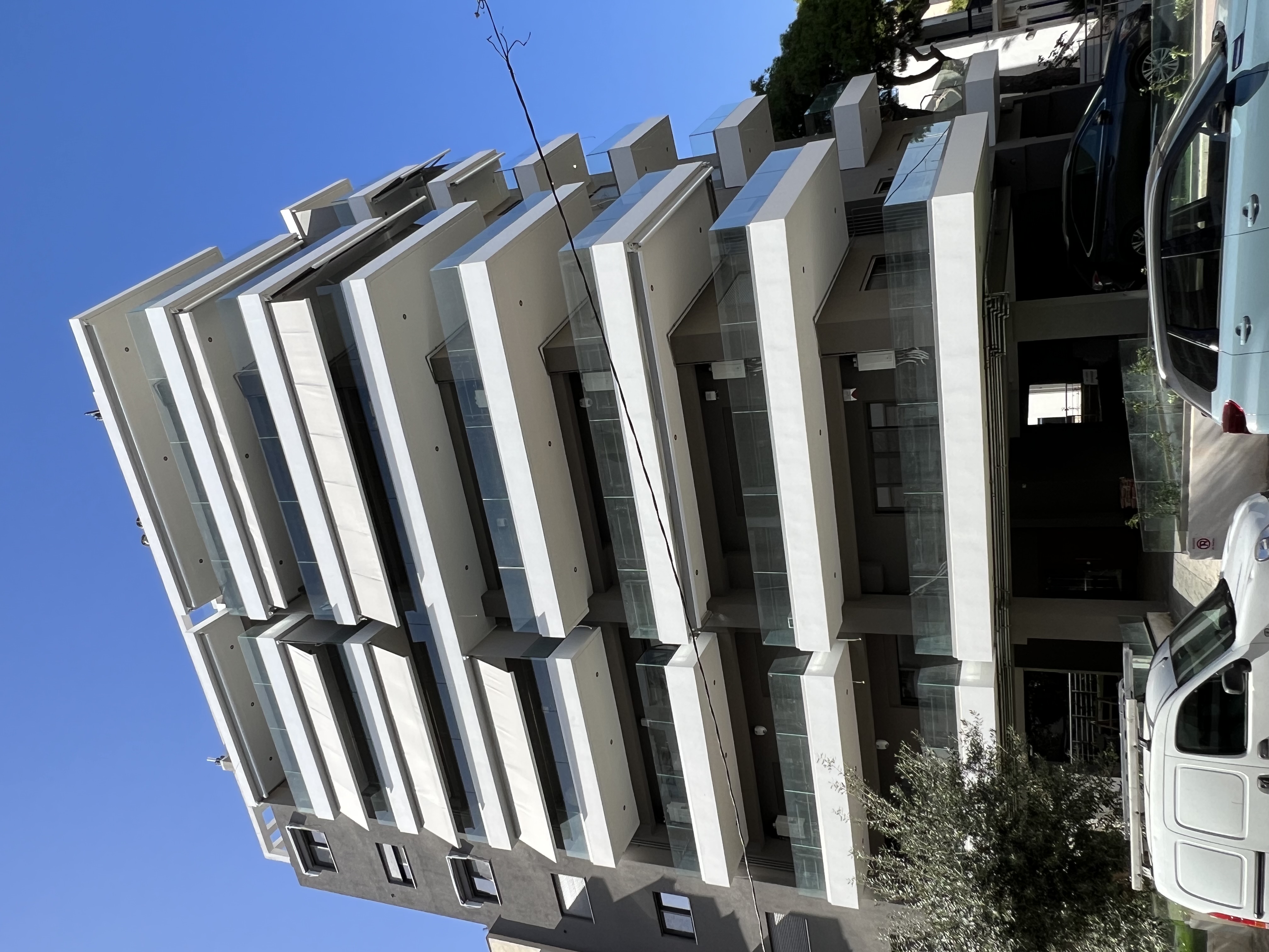 Ηλεκτρικές τέντες με ακρυλικό ύφασμα 100% αδιάβροχο με αντικραδασμικό,
παρέχοντας στην τέντα σας προστασία απο τους δυνατους ανέμους.